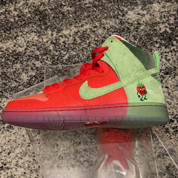 Nike Dunks Strawberry Cough - Picture 6 of 6